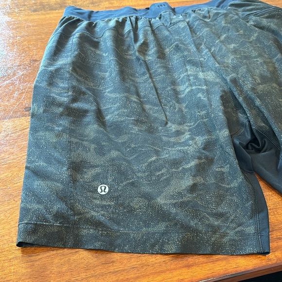 Lululemon Mens large 9” inseam lined shorts olive and black - Picture 9 of 13